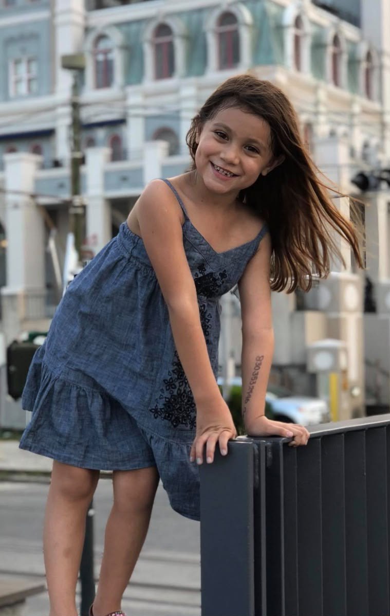 Kathia Maritzy Navarrete de niña sonriendo