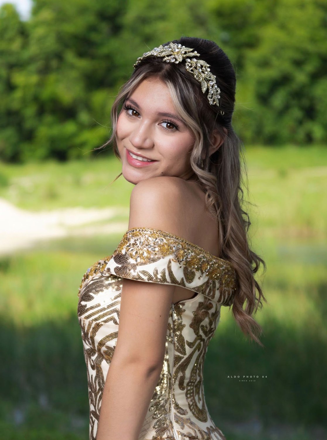 Retrato de la quinceañera con tocado dorado